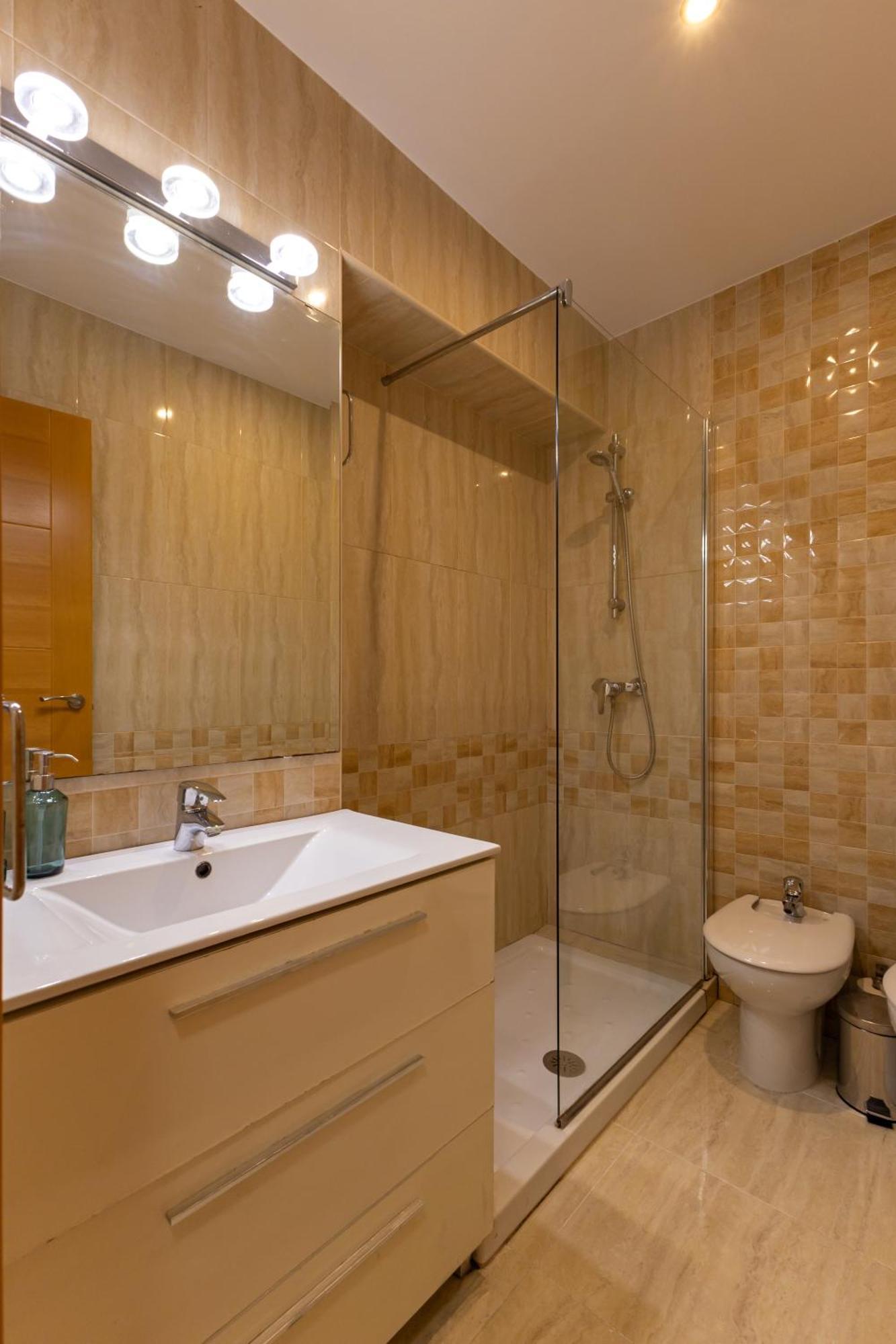 Charming 3 Bedroom Apartment At Triana Center By Oui Севілья Екстер'єр фото